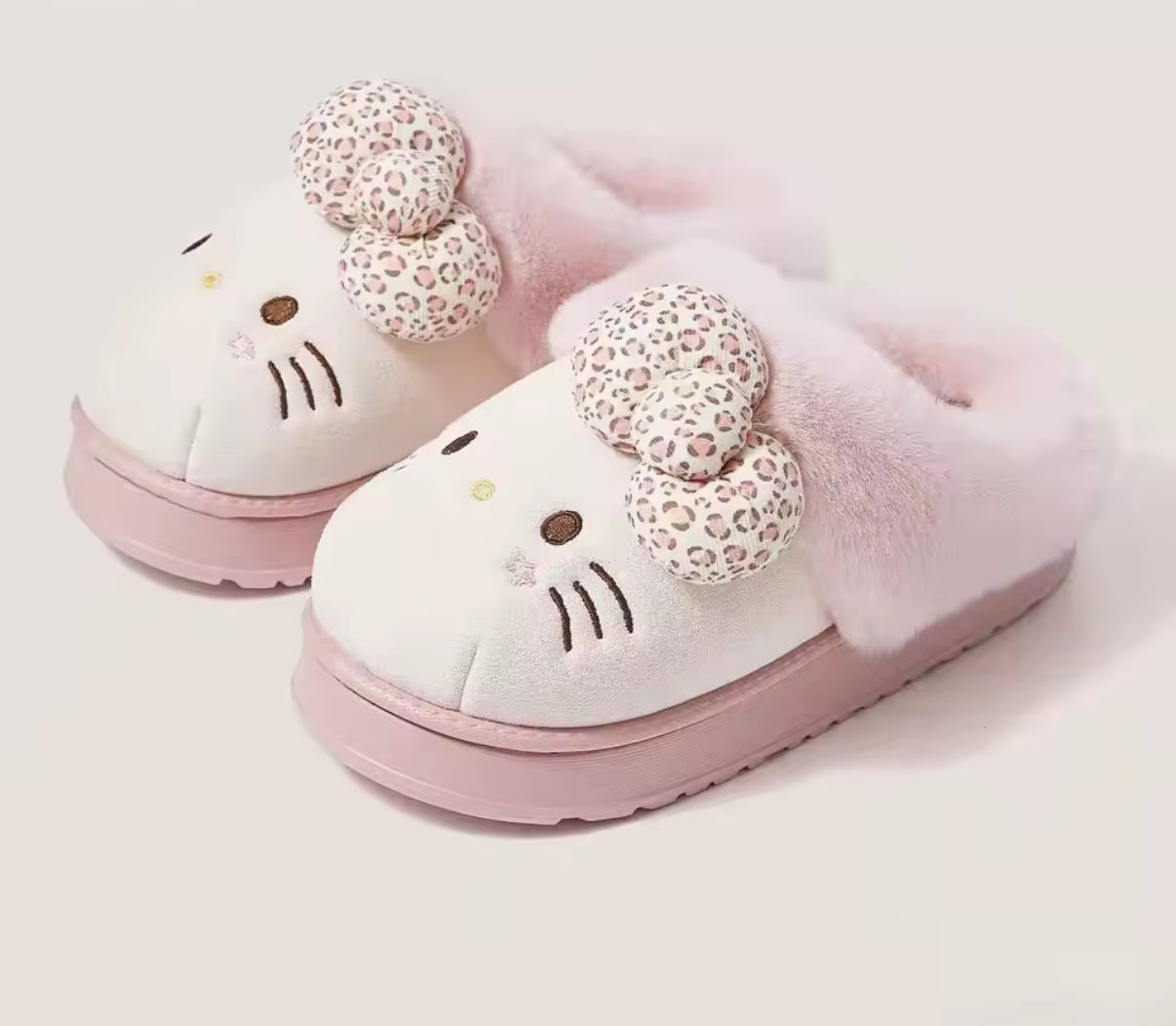Chaussons Hello Kitty 🐱👣 – Douillets & Adorables 💖